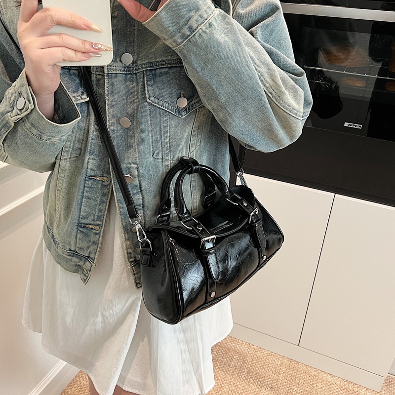 High-quality silver hand-held small bag for women, 2025 new style for work and commuting pillow bag, fashionable single-shoulder crossbody bag Application Scenario