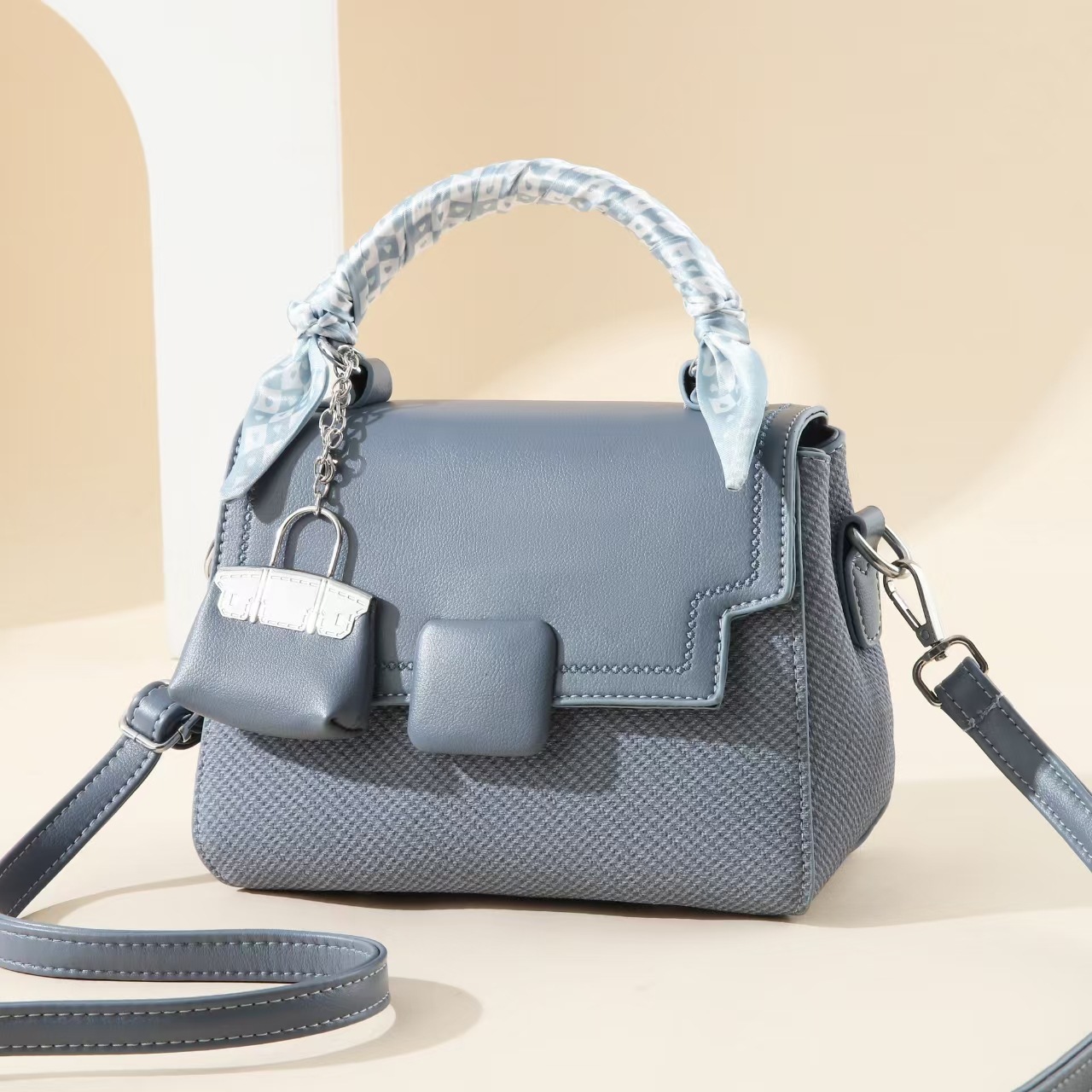 The new 2025 stylish and trendy small square bag for women is a versatile and popular single-shoulder solid color simple crossbody bag details Picture