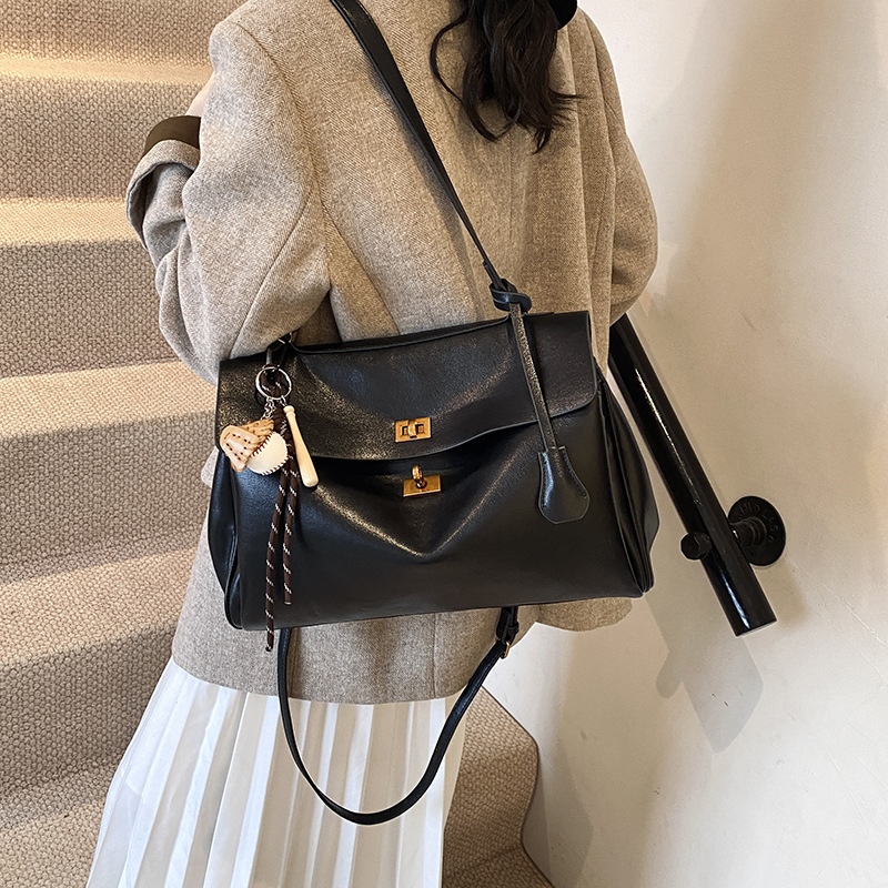 Retro and fashionable hand-held tote bag for women, 2024 new style, large-capacity single-shoulder bag for work and commuting, high-end crossbody bag Application Scenario