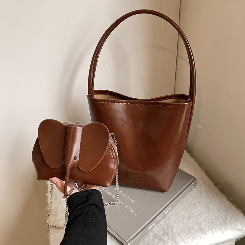 A niche retro bucket bag for women in 2025, a new casual and versatile commuter underarm bag with a high-end feel, a single-shoulder crossbody bag Specification drawing
