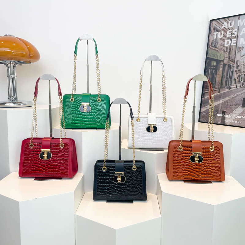 The new 2024 autumn/winter collection features a versatile, simple and casual solid-color crocodile pattern chain bag with a niche design Application Scenario