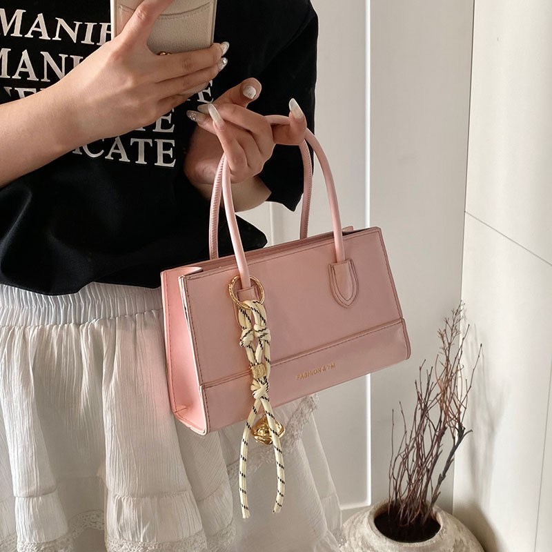 A new Korean style fashionable and niche hand-held small square bag for women in 2025, a trendy and simple single-shoulder bag that is stylish and versatile details Picture