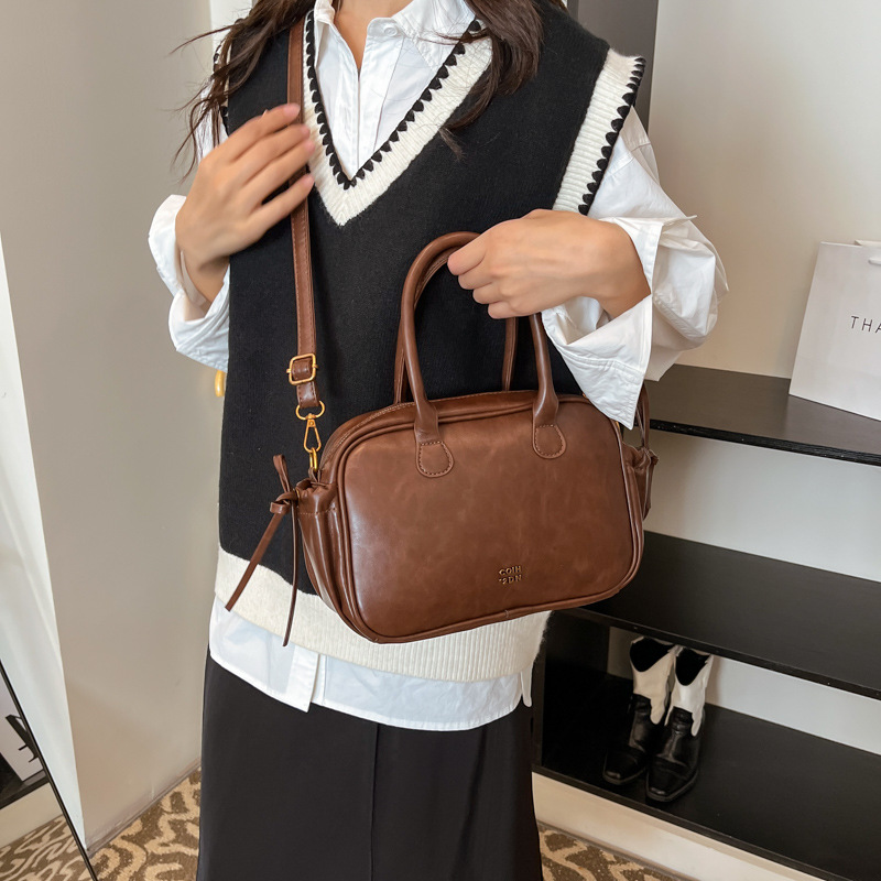 A high-end retro soft leather bag for women, a new 2024 trendy, versatile and fashionable hand-held bowling bag, a single-shoulder crossbody bag Application Scenario