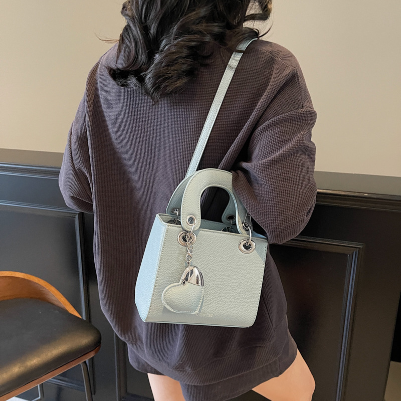 The new summer 2025 collection features a niche design of the Diana bag, a versatile and fashionable single-shoulder bag for women, and a high-end and stylish crossbody bag details Picture