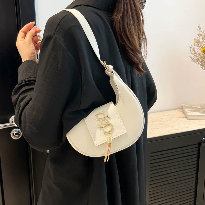 Women's bag 2025 Summer New trendy and fashionable single-shoulder bag, texture PU underarm bag, niche hardware tassel crescent bag details Picture