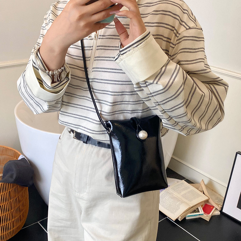 A simple and niche design mini women's bag for the summer of 2025, a fashionable, versatile and stylish single-shoulder crossbody phone bag Specification drawing