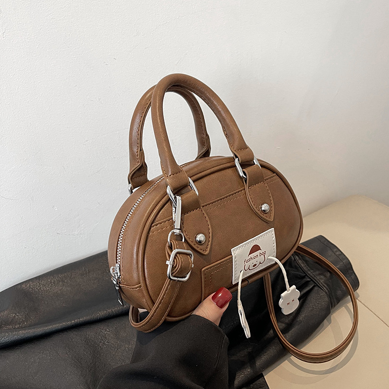 This is a simple, fashionable and versatile small bag for women. It features a niche design and is a popular single-shoulder crossbody bag for casual use Specification drawing