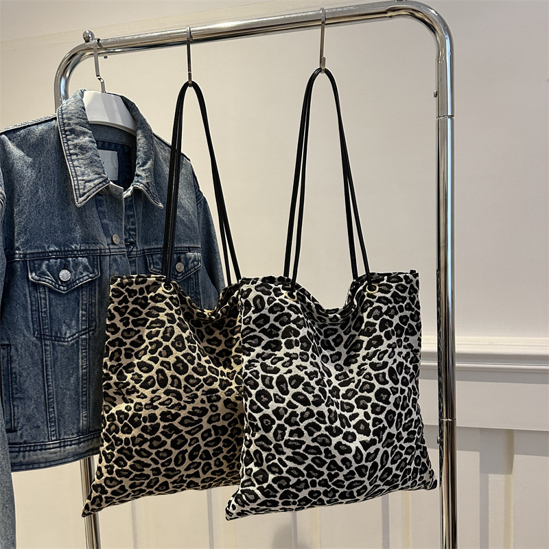 2024 New large-capacity, laid-back leopard print ins, casual and individualistic, practical canvas single-shoulder bag from Japan and South Korea for women Application Scenario