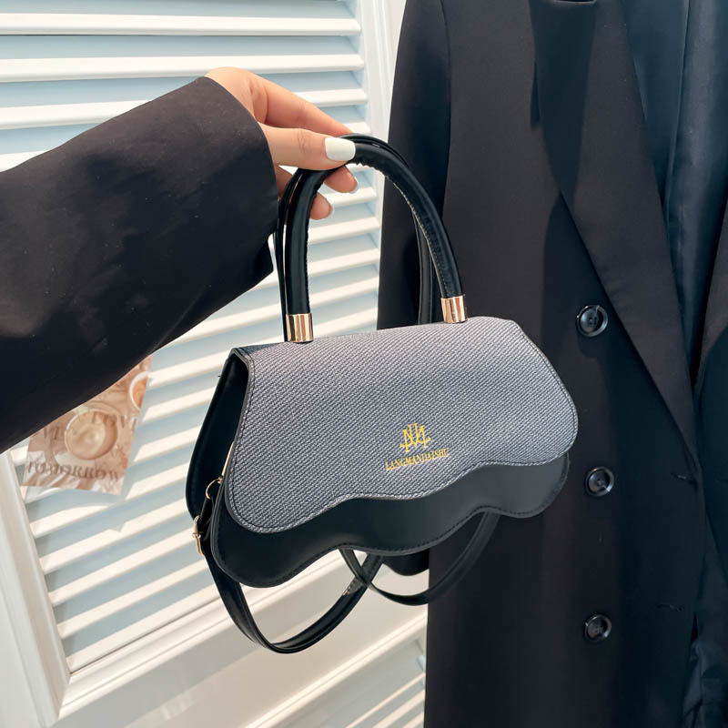 Casual hand-held small square bag, a trendy and retro small bag for women, a new summer 2025 fashionable and casual crossbody bag full figure