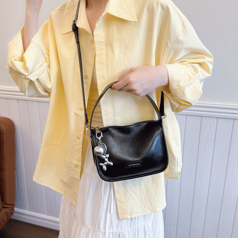 A niche design quality single-shoulder underarm bag, a new 2025 versatile crossbody small bag, a fashionable chain hand-held small square bag details Picture