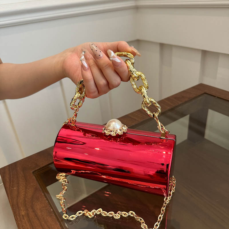 This is a new 2024 stylish and high-quality single-shoulder crossbody bag with a cylindrical cross-border quality chain for women full figure