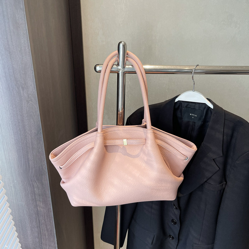 French retro underarm bag for women 2025 new style, fashionable and high-end texture, hand-held shoulder bag, lychee pattern commuter bag Application Scenario