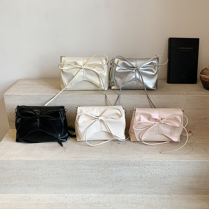 Balley-style women's bag 2025 new style, fashionable and versatile shoulder bag, high-end silver chain crossbody bag Application Scenario