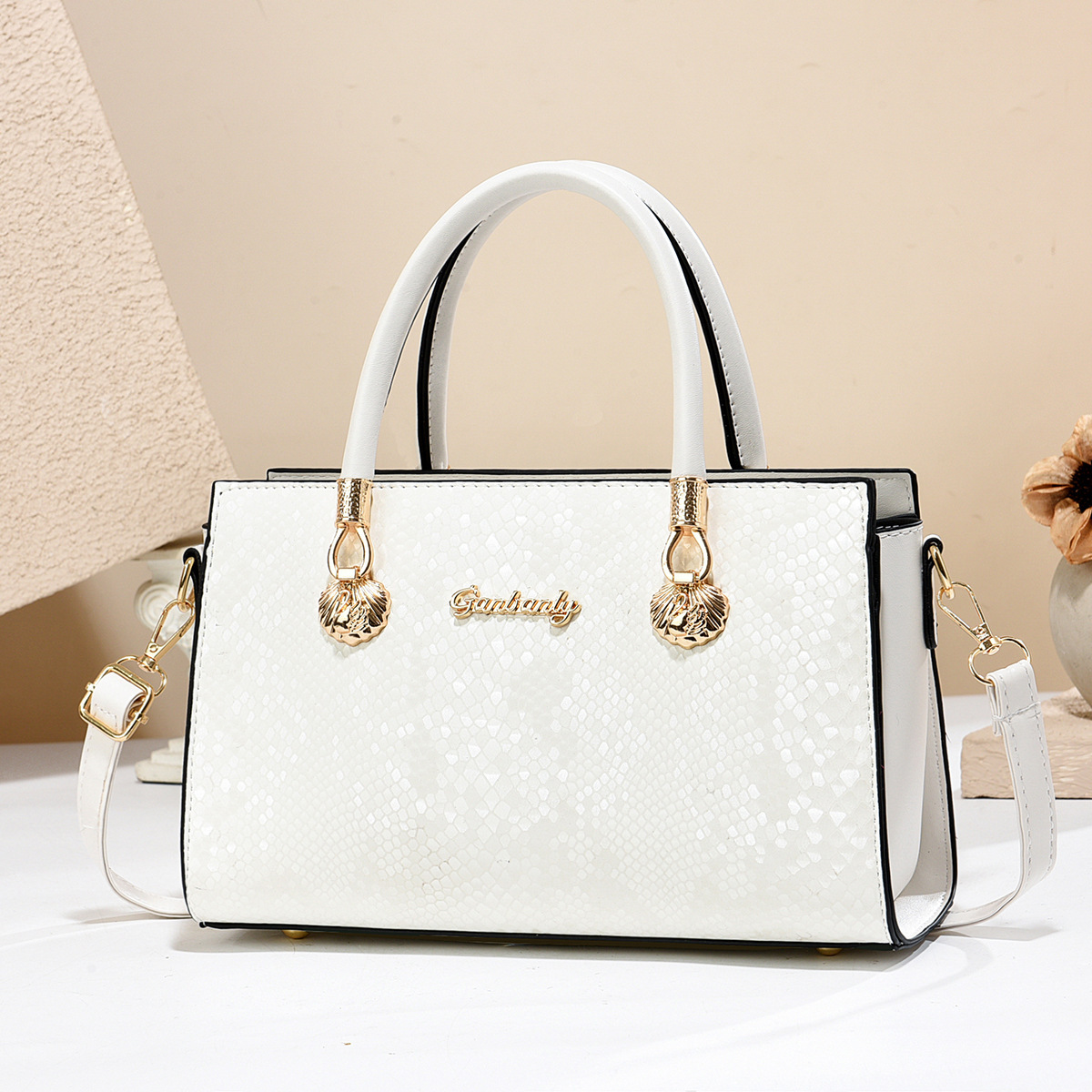 Black women's 2025 new style bag, a super popular women's fashion bestseller, a stylish crossbody bag, a mini Kelly bag Application Scenario