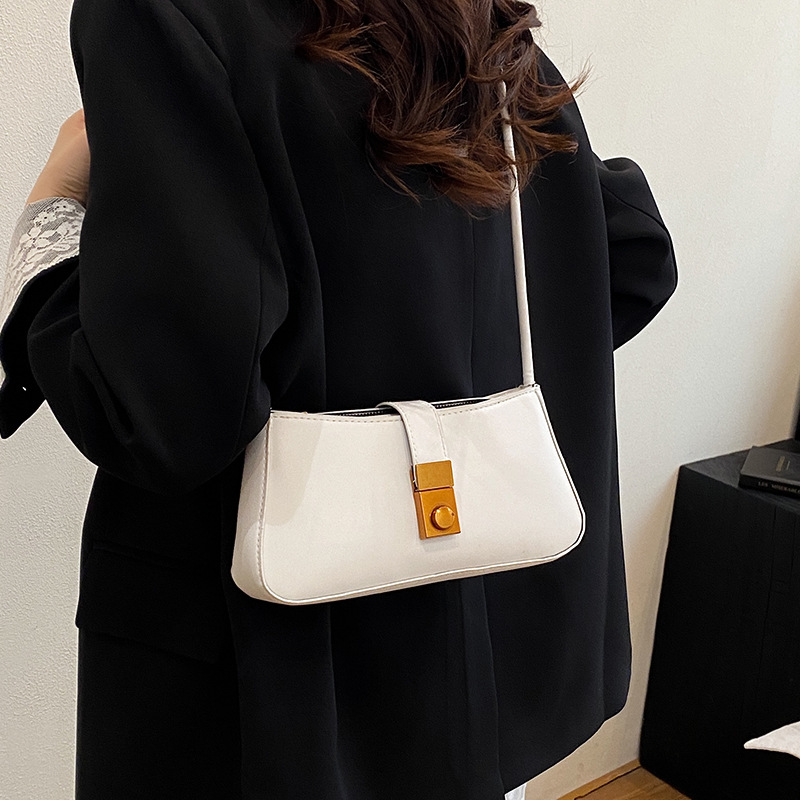 French niche design bag for women's spring 2025 new style, fashionable crossbody bag, high-end single-shoulder armpit baguette bag details Picture