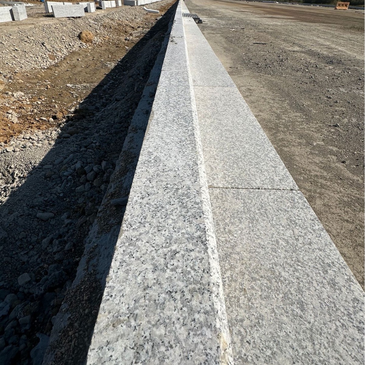 Curb stones: sesame, grayish-white, black, roadside stones, curb stones, flat stones, granite, curbstone, municipal engineering flamed slabs details Picture