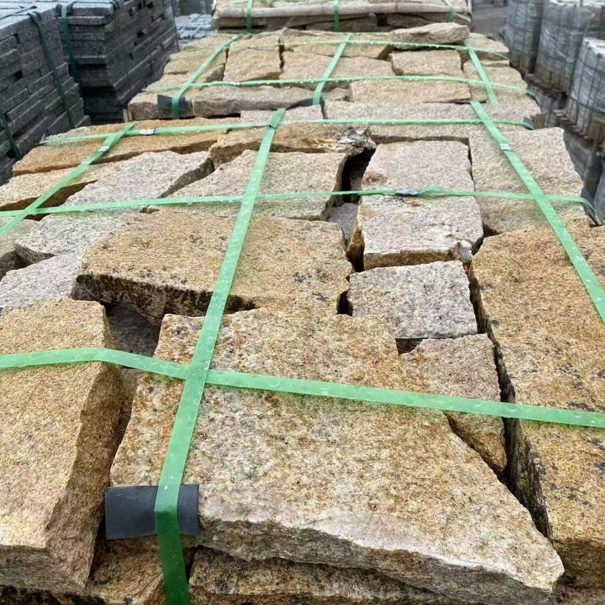 Wholesale of natural crushed stone spliced old stone slabs for courtyards, old steps, rough stone strips, antique surfaces, and old stone slabs for grinding discs details Picture
