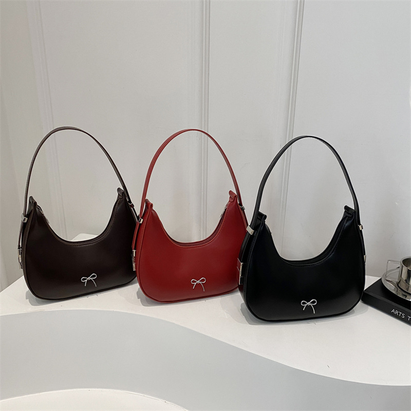 High-end underarm small bag for women 2025 summer, new fashionable and versatile shoulder bag, niche design baguette handbag Application Scenario