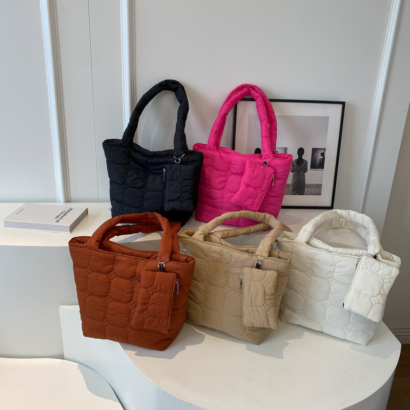 Fashionable and casual large-capacity women's 2023 new Korean-style down cotton jacket bag, stylish and simple single-shoulder tote bag Application Scenario