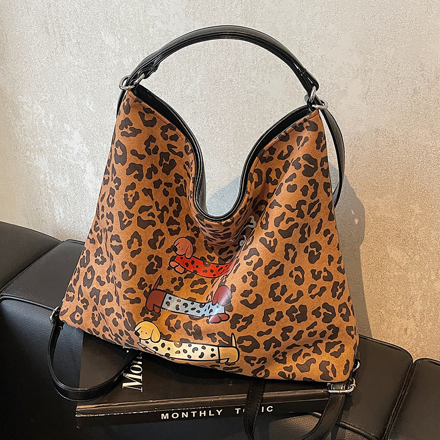 A large-capacity leopard print women's backpack for casual commuting in 2024, a fashionable and versatile single-shoulder tote bag full figure