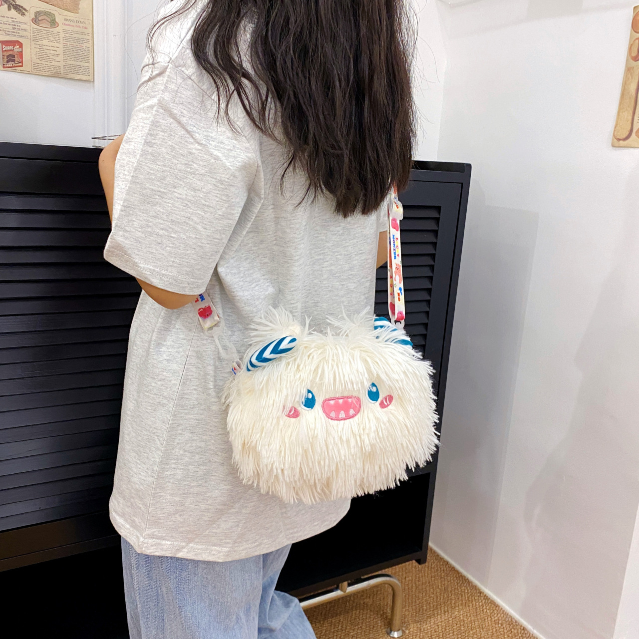 Cute one-eyed monster, furry, single-shoulder crossbody bag, mobile phone bag, women's bag, trendy details Picture