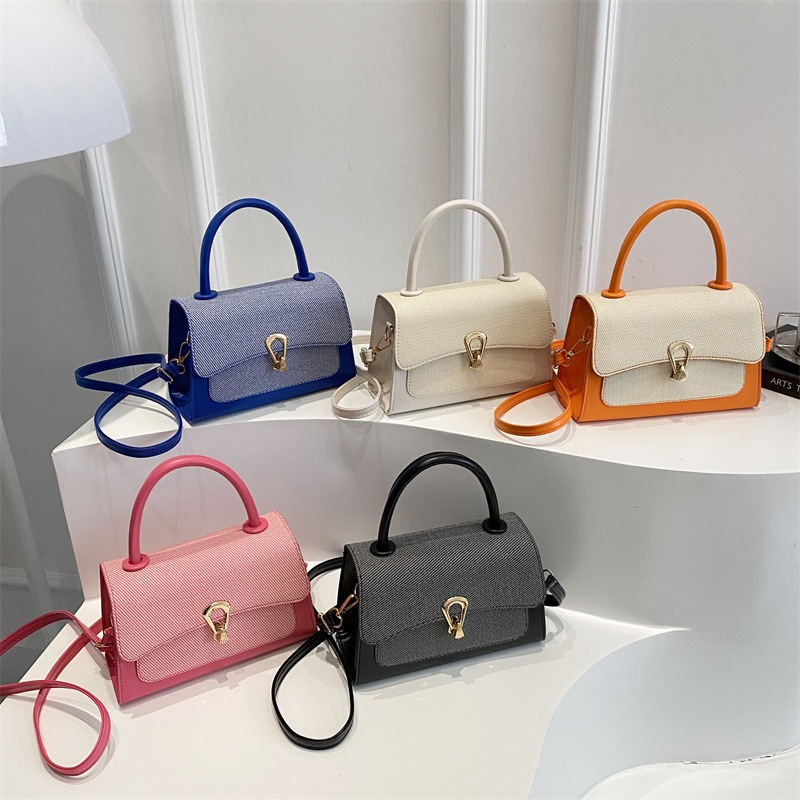 The new Korean version of the women's single-shoulder bag features a unique design and a high-end underarm bag. It is a niche and fashionable hand-held small square bag for women Application Scenario