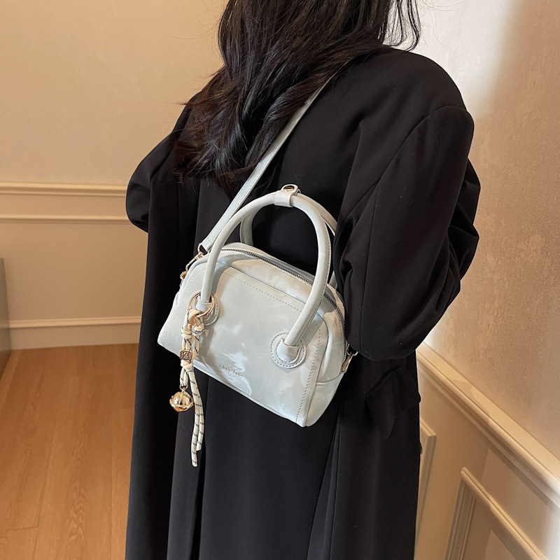 A new 2025 simple and fashionable single-shoulder bag for women, with a high-end and niche design. It's a trendy crossbody bag Application Scenario