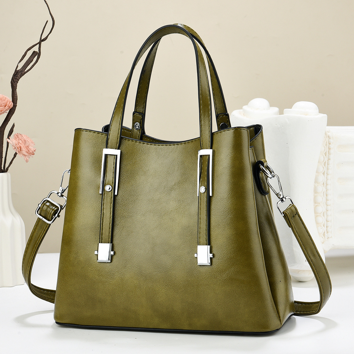 Cross-border women's bag 2024 New style fashionable and trendy commuter women's handbag Casual single-shoulder crossbody tote bag Application Scenario