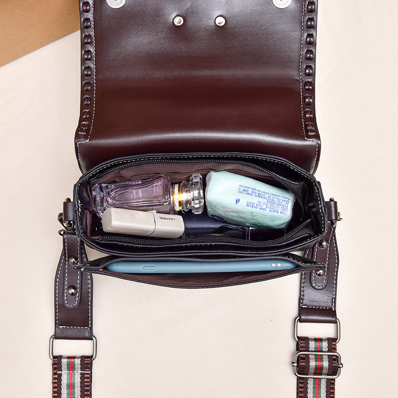 The 2022 new fashionable women's bag, a small square bag with printed badges and diagonal crosses, has become a bestseller in live-streaming on Douyin and Kuaishou Application Scenario