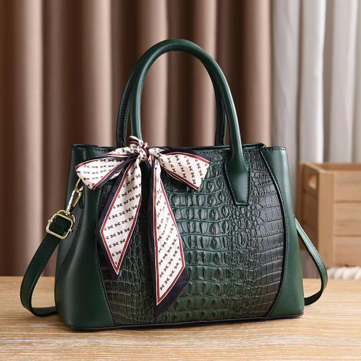 Cross-border women's bag 2023 New style European and American crocodile pattern handbag, fashionable and trendy, large-capacity single-shoulder crossbody women's bag Application Scenario