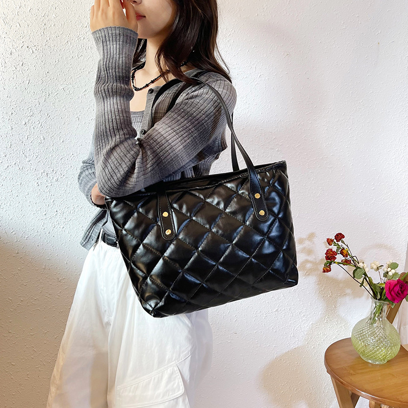 New cross-border trendy and fashionable women's bag, large-capacity underarm single-shoulder bag, casual and simple crossbody versatile commuter tote bag Specification drawing