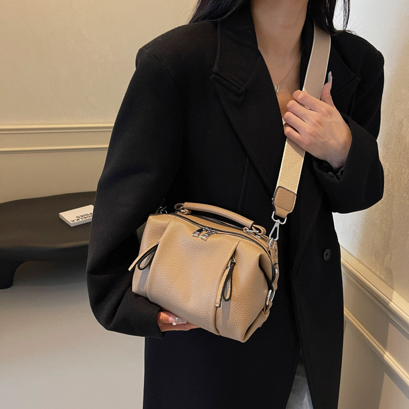 A cross-border bestseller, niche, retro and versatile handbag, a new fashion soft leather single-shoulder crossbody pillow bag for women in 2025 Specification drawing