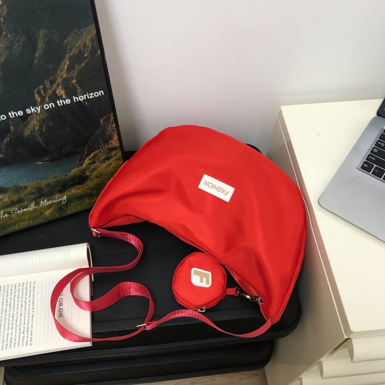 Large-capacity dumpling-wrapped crossbody bag, fashionable female nylon student single-shoulder bag, travel and class Ins-style commuting bag Application Scenario