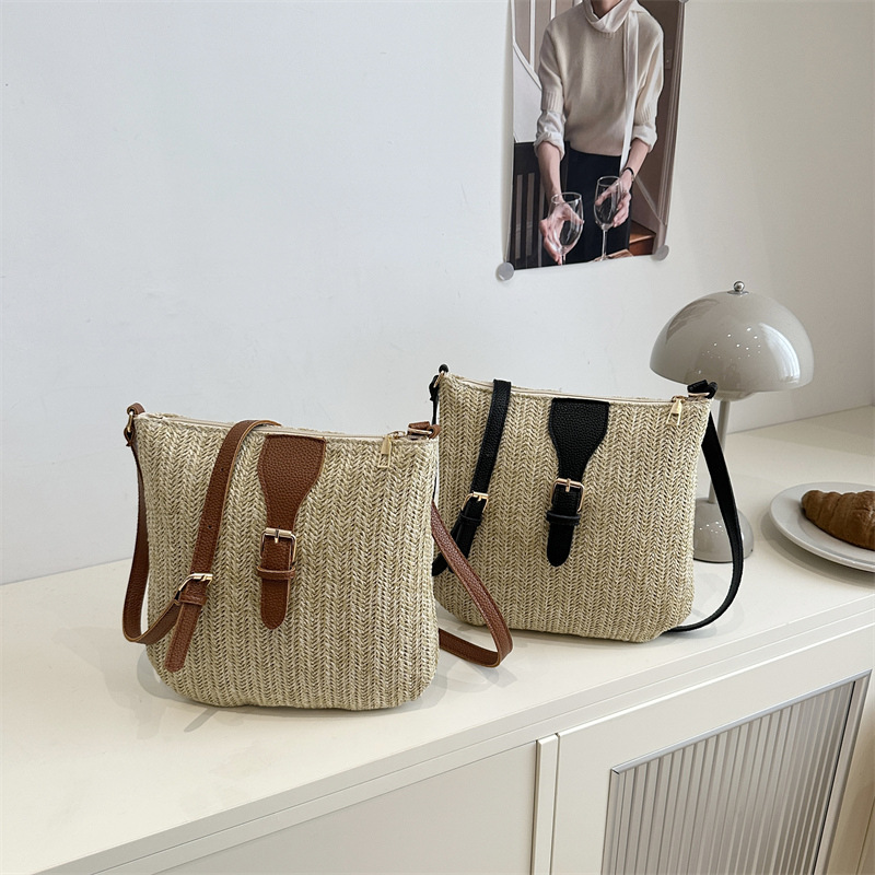 Summer straw woven bag for Women 2025 New style casual commuting woven bucket bag, trendy seaside and beach vacation crossbody bag Application Scenario