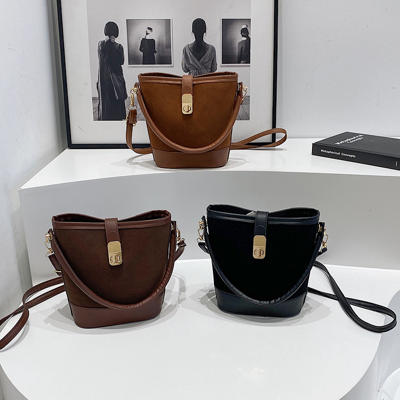 Fashion handbag 2024 Winter new style retro bucket bag, simple single-shoulder bag, niche design crossbody bag for women Application Scenario