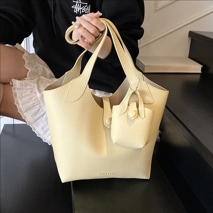 The 2025 new niche design hand-held large-capacity tote bag is a fashionable and versatile commuter single-shoulder underarm bag for women full figure
