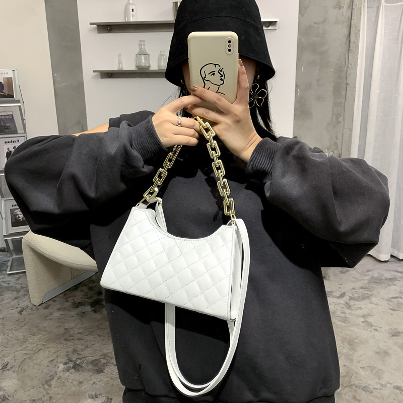 The new women's crossbody bag for autumn and winter 2021 is a fashionable, casual and versatile chain crossbody bag details Picture