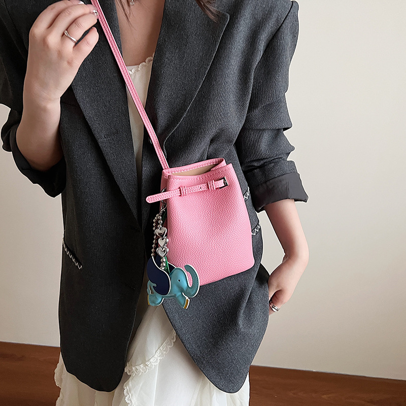 The 2025 new summer lychee pattern commuter versatile high-end quality bucket bag is a fashionable large-capacity single-shoulder crossbody bag for women Specification drawing