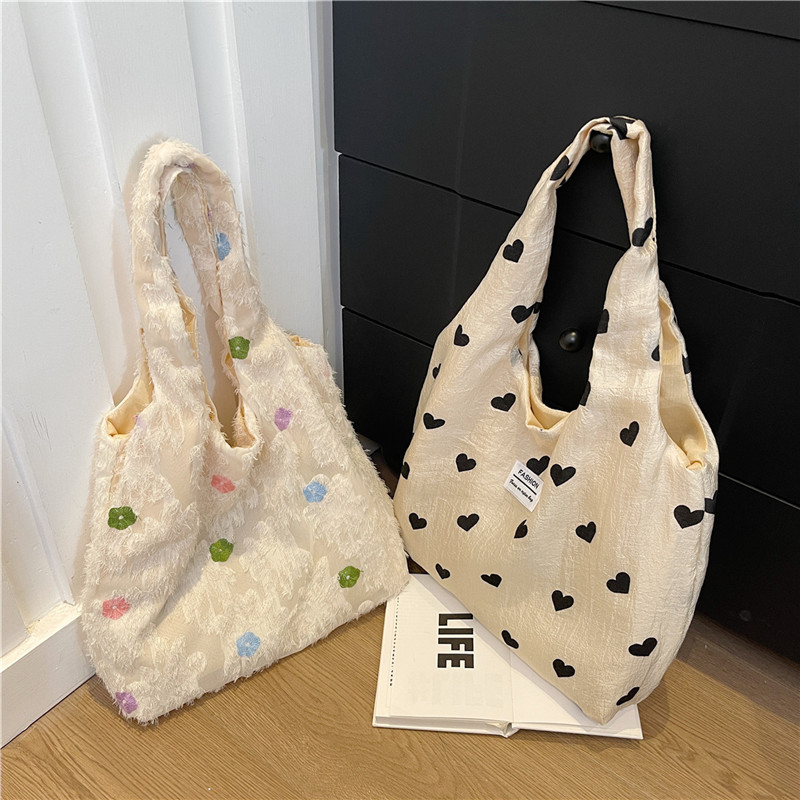 New cross-border textured heart-shaped canvas single-shoulder backpack, large-capacity handbag, high-quality commuting underarm bag Application Scenario