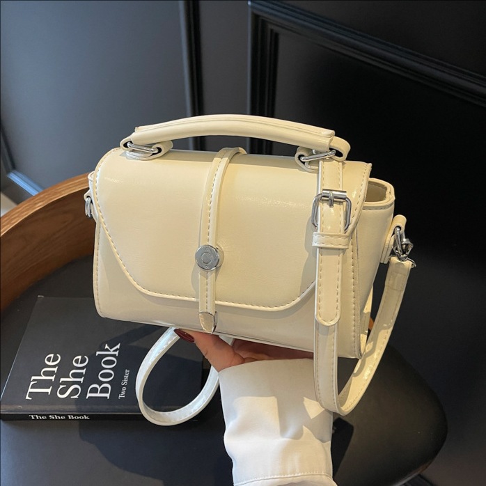 A new Spring/Summer 2025 fashionable and trendy solid-color handbag for women, a retro and versatile, casual and simple single-shoulder crossbody bag full figure