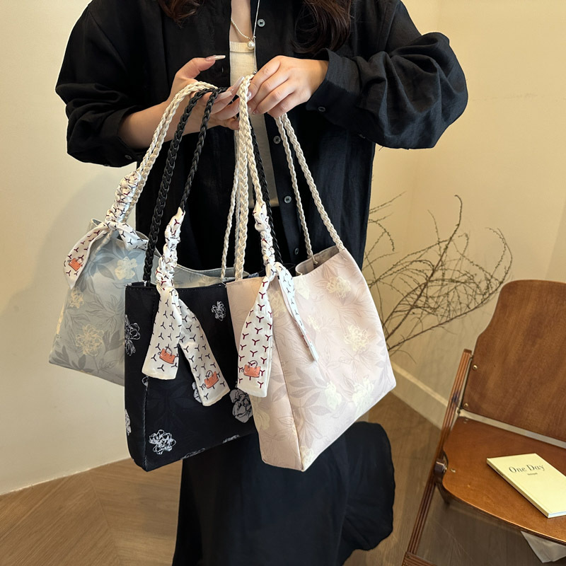 Cross-border Chinese-style new Chinese-style hand-held bucket bag for women, a trendy and versatile single-shoulder armpit bag for summer 2025 Application Scenario