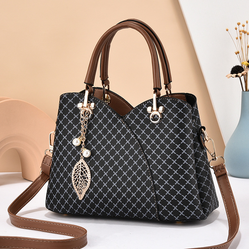 This 2023 new style of women's handbag features a fashionable printed checkered pattern single-shoulder crossbody bag. It is simple, elegant and has a large capacity Specification drawing