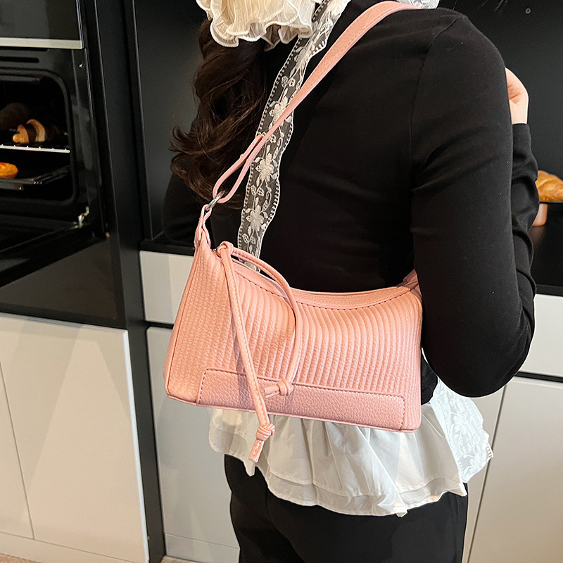 A retro, high-end, fashionable hand-held underarm bag for women, a new 2025 simple, casual and versatile single-shoulder crossbody bag details Picture