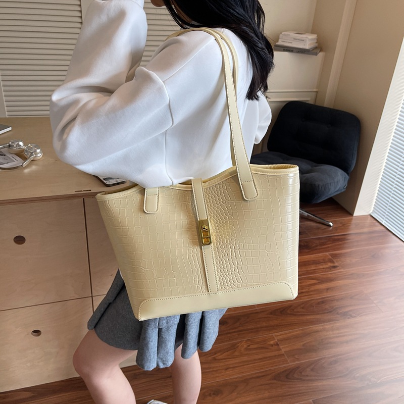 High-end crocodile-patterned large-capacity hand-held tote bag for women 2025 new style contrasting color fashionable commuting single-shoulder armpit bag details Picture