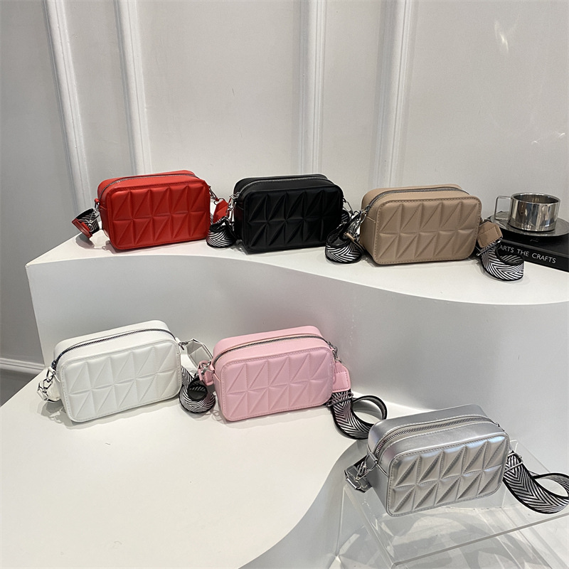 Korean trendy small square bag 2025 Summer new style bag, women's fashionable and simple single-shoulder bag, casual and individual crossbody bag Application Scenario