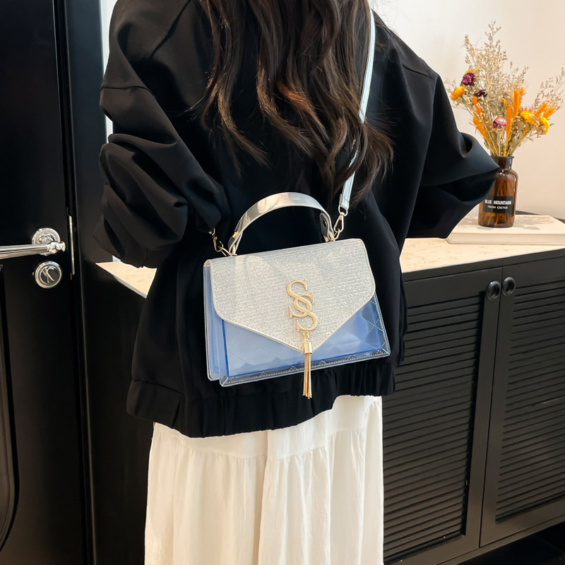 The 2025 summer new small square bag is a fashionable and trendy women's handbag with simple and versatile letters. It is a single-shoulder crossbody bag Specification drawing