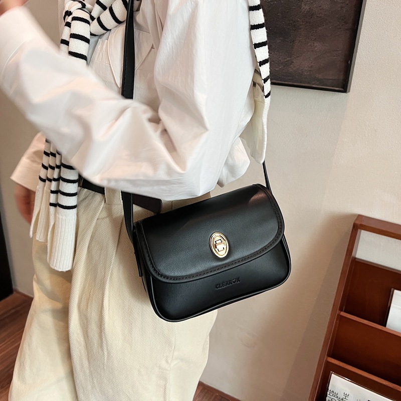 The new high-end, simple and casual single-shoulder bag of the fashionable saddle bag for women in 2025 features a niche design and is a versatile and trendy women's bag Application Scenario