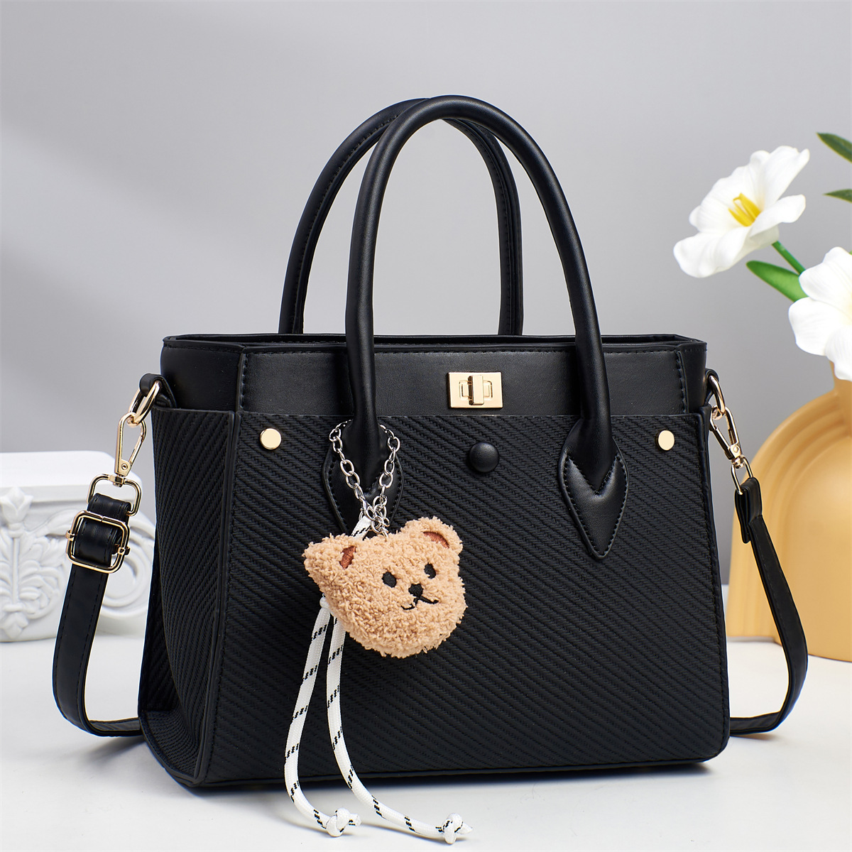 Mother's Day large-capacity handbag, square commuter bag, fashionable single-shoulder crossbody bag, top layer drop-patterned PU women's bag Application Scenario