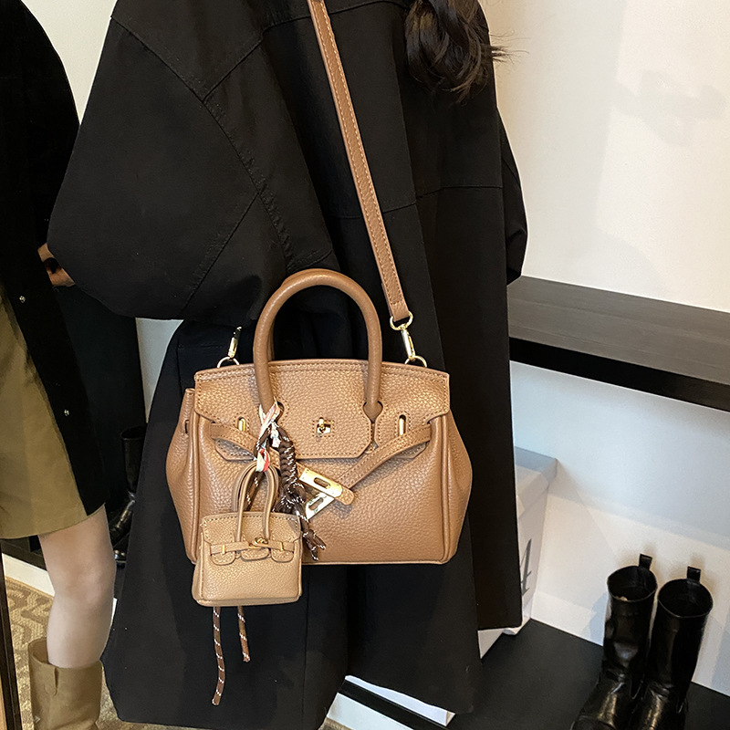 High-end and niche design bag for women, 2024 new retro crossbody bag for women to carry to work, platinum Kelly bag Application Scenario