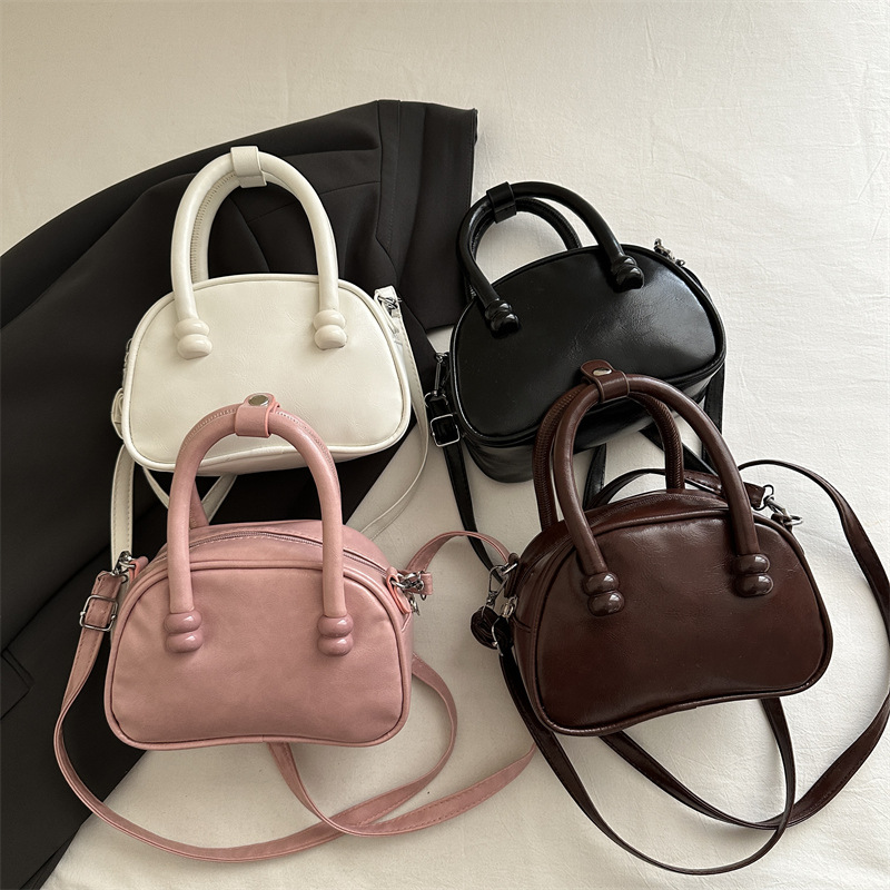 Solid color textured small bag for women, 2025 new summer simple pillow bag, single-shoulder crossbody bag, stylish hand-held small bag Application Scenario